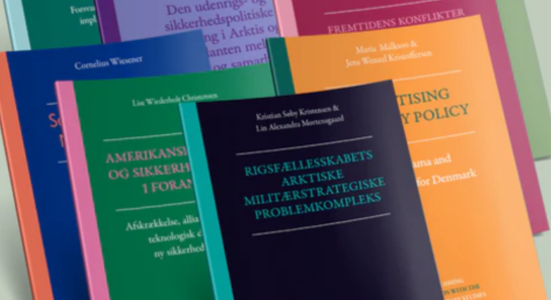Indrammede CMS-publikationsforsider på væg